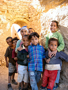 Wüstentauglich - Reisen in die Sahara
                              - Foto007 - Auch hier gibt es neugierige
                              Kinder