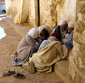 Wüstentauglich - Reisen in die Sahara
                              - Foto009 - Männer beim Brettspiel