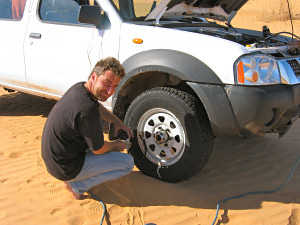 Wüstentauglich - Saharatouren mit Geländewagen oder Motorräder  Foto068 - Ein guter Kompressor machts möglich